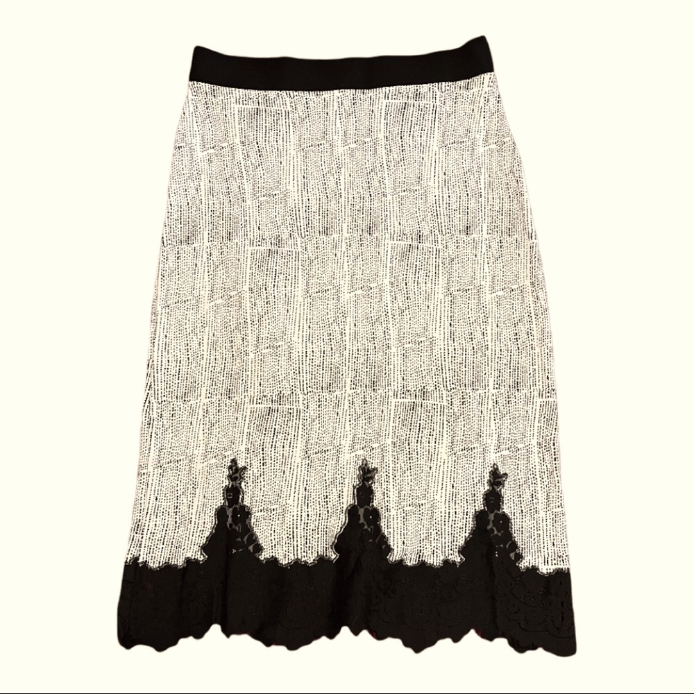 LINE SKIRT WITH LACE IN BLACK COLOUR